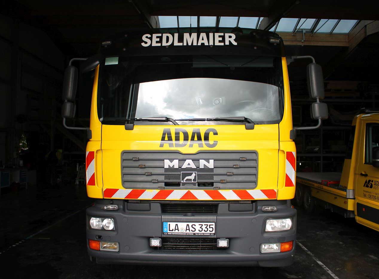 zu sehen ist ein ADAC Abschlepp-Fahrzeug