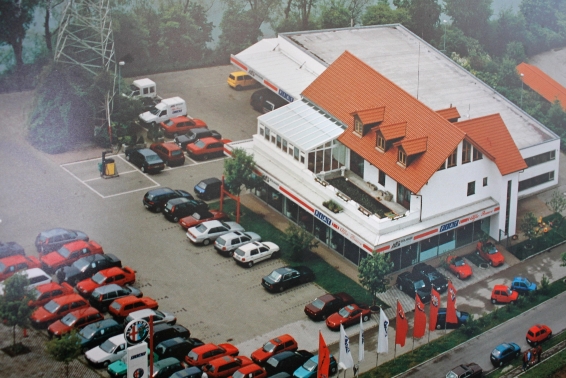 zu sehen ist das Autohaus im Jahre 1994
