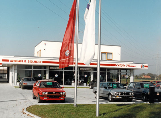 zu sehen ist das Autohaus im Jahre 1988
