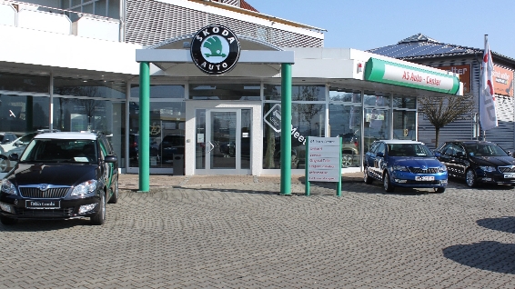 zu sehen das Autohaus im Jahre 2001
