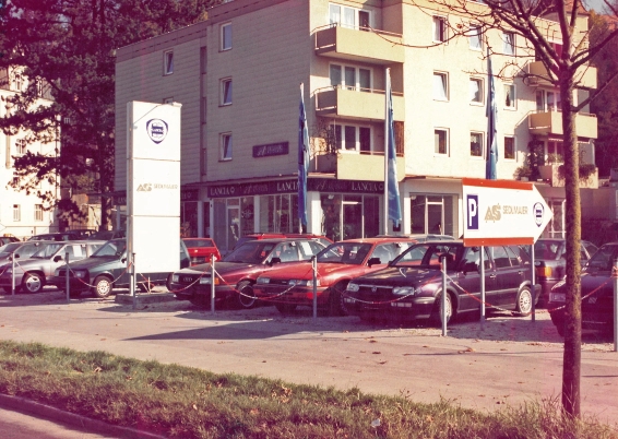 zu sehen ist das Autohaus im Jahre 1995